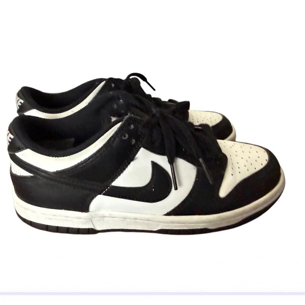 Nike Youth Panda Dunks Classic Black and White SneakersSize 4.5